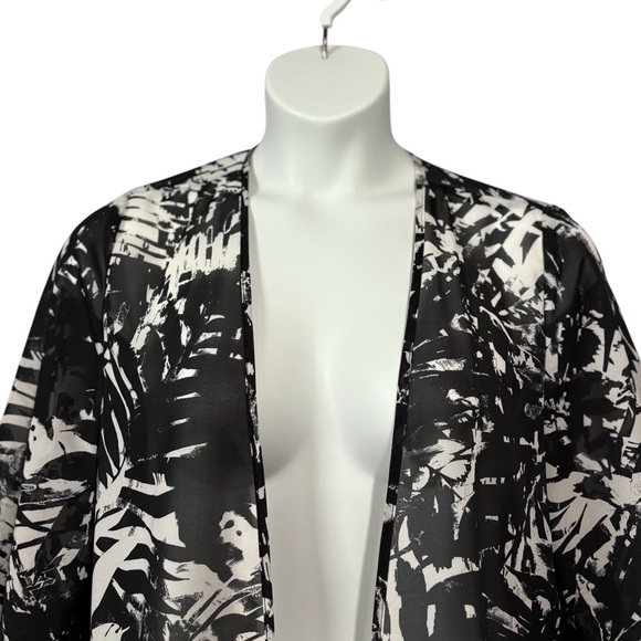 Mile End, Black & White Foliage Print Lightweight Kimono, Large - Picture 3 of 7